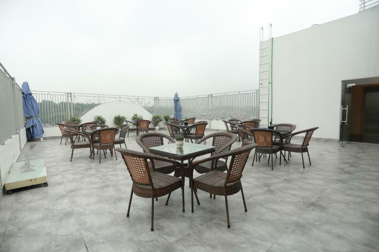 Dayth Hotel Ha Long Exteriör bild